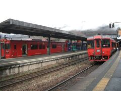 由布院を立つ日は雨。

ここから柳川まではJRと路線バスを
乗り継いで向かいます。

まずはJRで由布院から久留米を経由し、
鹿児島本線で南下して瀬高駅へ。

気ままな一人旅。
急ぐわけでもないので、
各駅停車での～んびり行きましょう。