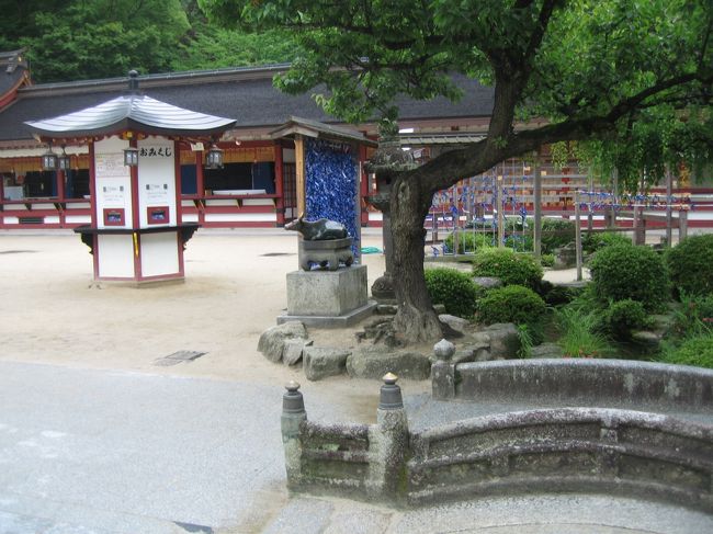 牛に関しては、牛の年生まれの人は、ぜひとも大宰府をめぐると良いかもしれない。<br />牛との因縁が深いので、それで牛のブロンズがあるそうだ。<br /><br />丑の年うまれの道真公が59歳の時に亡くなり、その亡骸は牛車に乗って東北(うしとら)の方向へ向かっていたところ、突然牛が止ってしまったそうだ。<br />その牛が止ったところに道真公の御遺骸を葬り、墓を建立し、その墓の上にお社を建てたとのこと。<br /><br />これが現在の大宰府天満宮の始まりだそうです