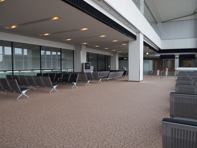 搭乗口は出発ロビーの端っこの方。<br />確認に行ってみると、まだ早すぎて誰もいない。<br />そして寒い･･･。