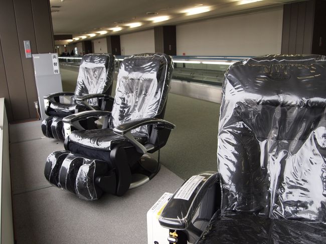 仕方が無いので日頃の疲れで凝りに凝った肩をマッサージ。<br />