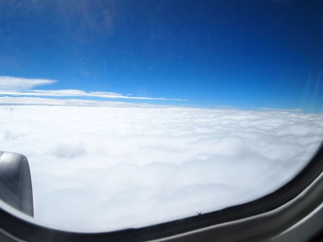 出発日は台風が近づいていたせいで、窓の外は分厚い雲。<br />空を飛んでいるというより、雲海に浮かんでいる様な感覚でした。