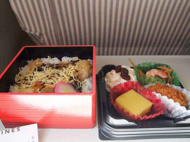 ＪＡＬで楽しみにしていたのは、この空弁。<br /><br />「世界の名物御飯シリーズ」<br />〜お品書き〜<br />　・韓国プルコギ風チキン彩り御飯<br />　・金平牛蒡小海老添え<br />　・メンチカツ、味噌かつソース<br />　・マカロニサラダレーズン添え<br />　・薩摩イモ羊羹<br /><br />･･･だったのですが、何もかも冷え切っていて不味い!!<br />弁当くらい温めて出してくれても良いのに･･･。<br />長距離路線の機内食はどうなんでしょうか??