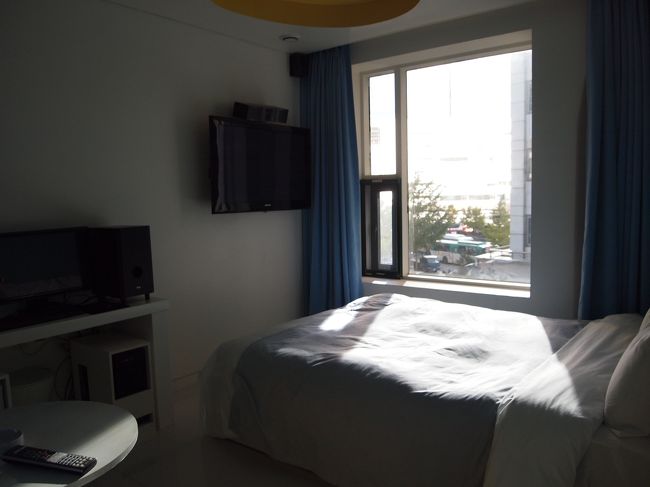 室内はなかなかキレイ。<br /><br />セミダブルだったかな？１泊７４００円。<br />今回の旅で一番高い宿泊料です。<br />明日はＡＭ７：００のバスで安東へ行くので、窓の外にバスターミナルが見えるくらい近いこのホテルに決めました。