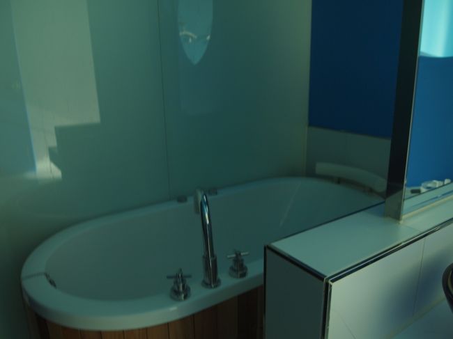 その手前にバスタブがあり、こちらは丸見えです。<br />水周りがある所は一段低くなっているので、部屋にお湯が流れだす事はないですが、なかなか開放的。<br />友達とだったらバスタブは使えませんね(^_^;)<br /><br />でも、ひとり旅なので今回は関係ありません。<br />夜になってから、広々したバスタブに溢れんばかりのお湯を張って、優雅にバスタイムを満喫♪<br /><br />そんな水の無駄遣いをしていたら、翌日罰が当たりました(T_T)