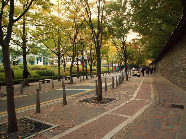 時間がないので徳寿宮へは入りませんでしたが、有名なのは脇の「石垣道」と呼ばれる通り。<br />