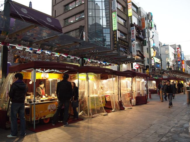 鐘閣駅で降りたら、少し早い夜ご飯へ。<br />ここの通りは以前ピアノギルと言って、ピアノの鍵盤が並べてあったカワイイ通りだったんですが、屋台通りに変わっていました。<br />大通りにあった屋台がこちらへ移動して来たみたい。