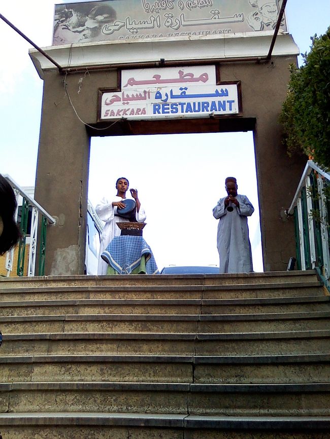 12:00、昼食を食べにレストランへ。<br /><br />太鼓とかたたいて、歓迎してくれてました。