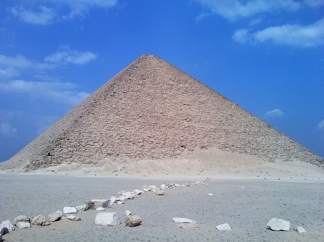 13:15、ダハシュールの「赤のピラミッド」へ到着。<br />　<br />今は赤くないけど、<br />鉄分の多い赤みを帯びた石灰岩を使っていることから、<br />この名がついたそうです。<br />スネフェル王が建造。