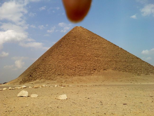 赤のピラミッドを指でつっついてみました★