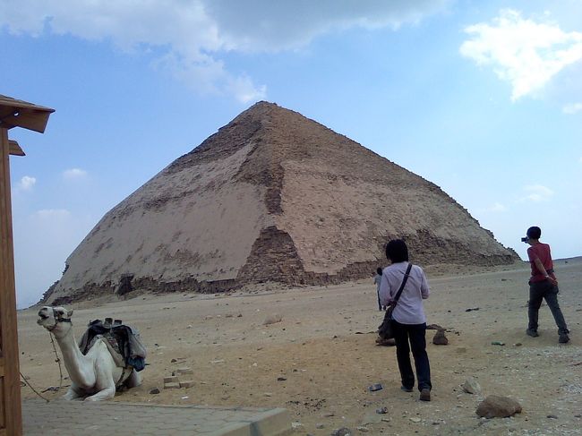 ラクダだけ撮るとバクシーシ請求されるので、<br />ピラミッド撮るフリして、ラクダをいれたショット（笑）<br /><br />ダハシュールのこの屈折ピラミッドも、<br />スネフェル王が建造。<br /><br />石を積み上げていく過程で、角度が急勾配過ぎて、<br />石の重量を支えきれなくなったためらしいです。