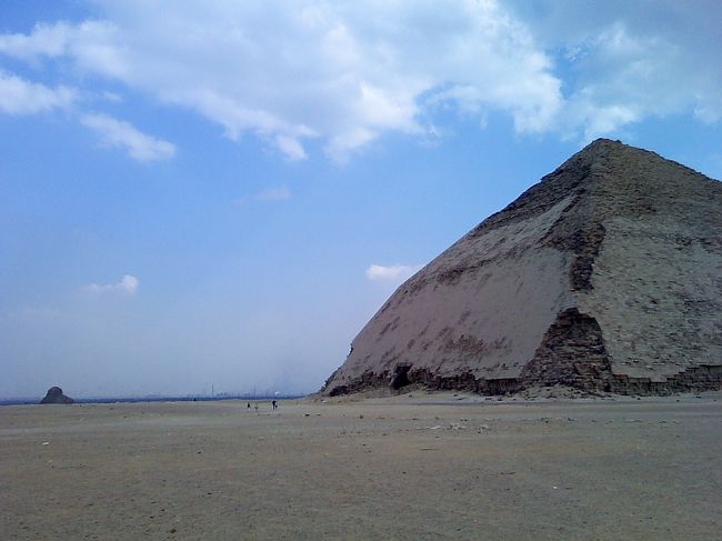 左奥には、真正ピラミッドがみえました。<br /><br />真正ピラミッドは、形が崩れてしまっているため、<br />「偽りのピラミッド」と呼ばれているそうです。