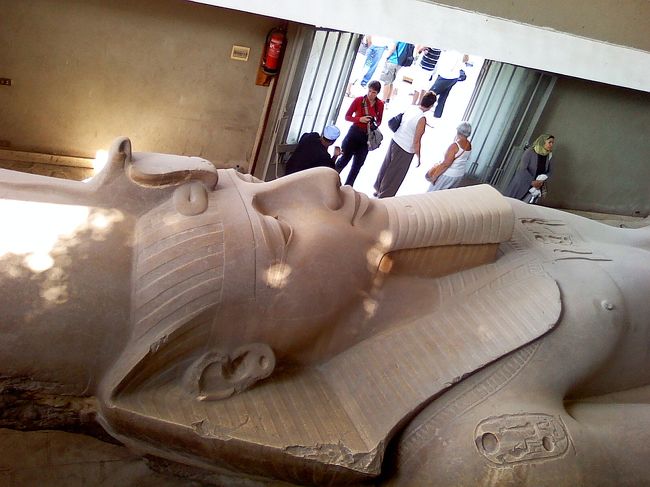 14:00、メンフィスへサッカラ遺跡見学へ。<br /><br />メンフィスは、古代エジプト最初の首都でした。<br /><br />これは、「メンフィス博物館」のラメセス2世。<br />状態がとってもよくて、微笑んだ唇の形とか凄くきれい。<br /><br />