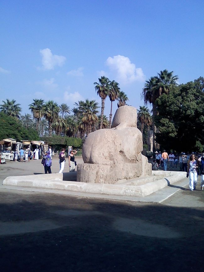 外に出ると広場にスフィンクスの姿が。<br /><br />お尻がぷりっとしててカワイイ♪