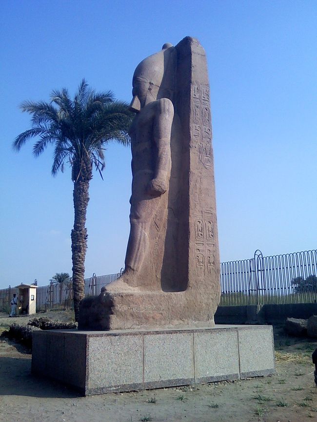 ラメセス2世像。<br /><br /><br />思い出したくないけど、ここのトイレは酷かった。。<br />トイレ係に1ポンド渡したのに。。仕事して〜｡ﾟ(ﾟ*′ω⊂ ｸﾞｽﾝ <br />エジプトのトイレは、ホテルの“自分たちの”部屋以外は、無理。。