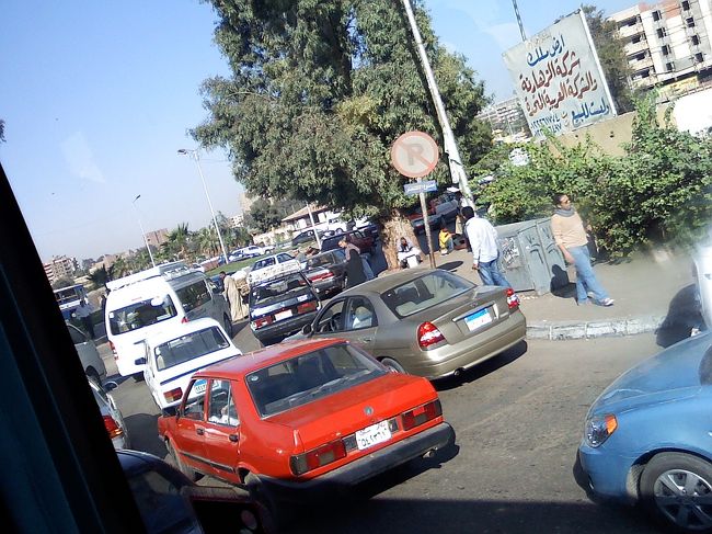 この旅で一番衝撃を受けたのは、<br />カイロの交通事情でした。<br /><br />カイロは信号がなく、地元民はビュンビュン走ってくる<br />車の間を縫うように横断するんです(´Д｀lll)ﾋｨｨ <br /><br />私だったら、1日かかっても向こう側に渡れないな。。<br />ホテルの向かいにショッピングセンターがあったけど、<br />諦めました。。<br /><br />新車の車もすぐボコボコになるみたいです・・。 <br />例え、ぶつかっても事故とは言わないらしく、<br />死亡したり怪我したら、初めて事故と呼ぶらしいです(￣∀￣) <br /><br />バスから外を見てるだけで、手に汗握る光景がたくさん。<br />子供が轢かれそうなのを見たときは、冷や汗が出ましたぁ。。