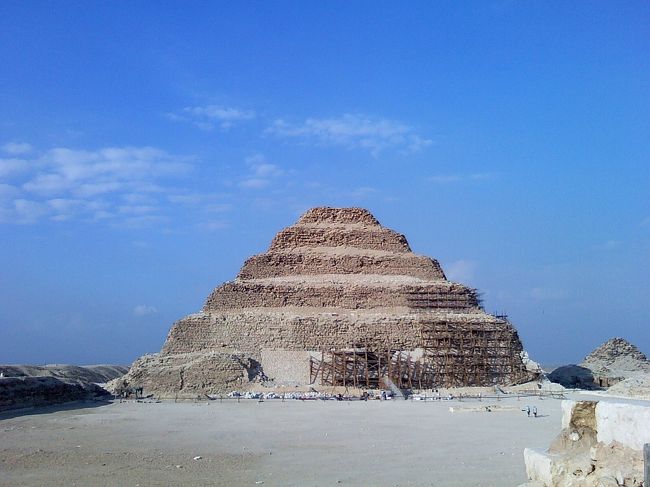 見えてきました！<br />ジョセル王の階段ピラミッド☆<br />誰もいないから、らくらく撮影♪<br /><br />このピラミッドは、石材を使って、<br />今までとは全く違う新しい形の墓を造り上げたそうです。