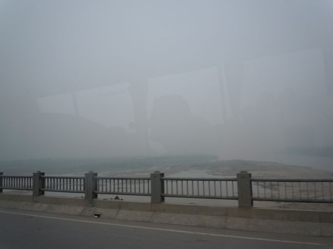 これは霧なのか排気ガスなのか・・・<br />川だし、霧だと思いたい・・・<br /><br />ハノイって川に囲まれた町って意味だそうですよー<br />このツアーのガイドさんが行ってた。