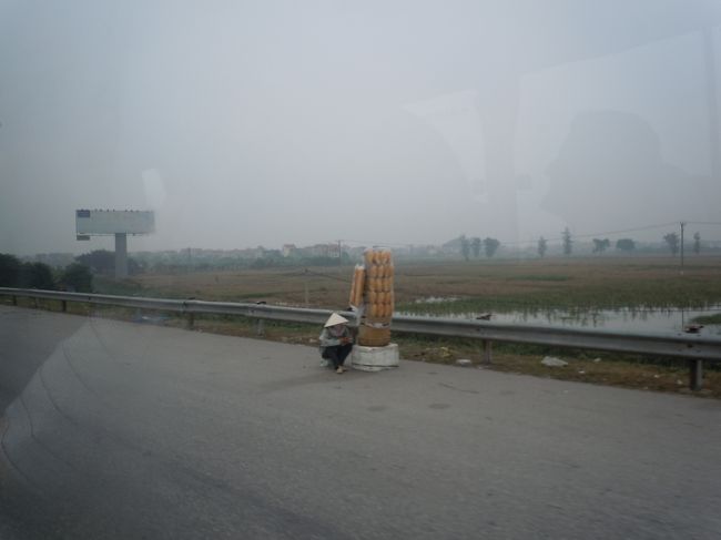 韓国版の「花より男子」に、主人公のつくし（ジャンディ）が貧乏すぎて家族みんなで道路でおせんべいみたいなもの（？）を売るっていうシーンが出てきたんです。<br />それを見たときは意味がわかんなかったけど（日本ではありえないし、今まで見たことなかったから）ベトナムには存在していて、こういうのを表してたのか！！とわかりました。<br /><br />ずーっといたわけじゃないけど、ある1つの場所で、間隔をあけて何人もいましたとさ。