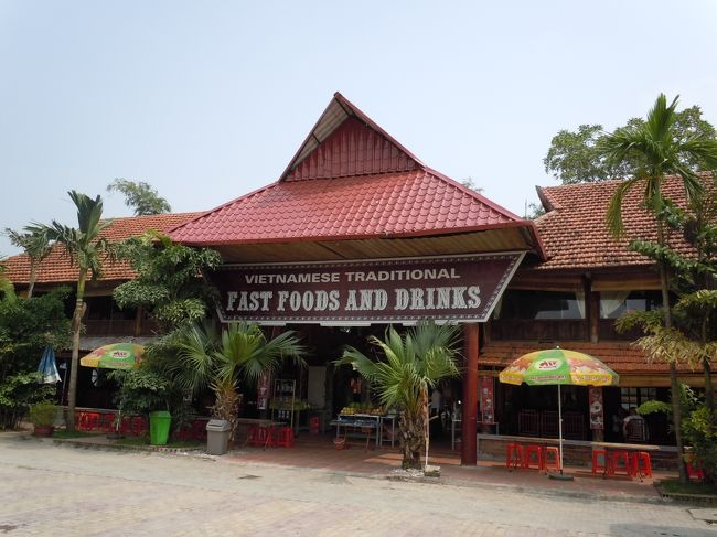 今、日本の高速道路ではサービスエリアがどんどん充実していて、SA名物目当てにドライブする人とかもいるらしいけど・・・<br /><br />この国ではトイレ休憩をする場所とかないんだって。（みんな自然の中で開放的に・・・？笑）<br />だからそこに目を付けた？このお土産やさんは、ハロン湾に行く膨大な数の観光客のために（？）トイレを作りました。<br />そして文字通り「全部の」、ハノイからハロン湾に行くツアーはここにて休憩することになったのです。いやー、もうかるねー<br /><br />市内で10ドルって言われたランチョンマットが18ドルだったり、ここで5ドルって言われたお菓子が市内で約2ドルだったり・・大体、倍ぐらいの値段をふっかけてました。<br /><br />でもめんどくさいからか（？）大量購入している日本人がいっぱいいました（苦笑)