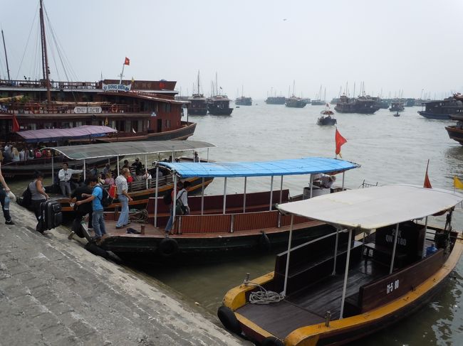 この青い屋根の小さなボートに乗って1泊2日乗るボートに移動しました