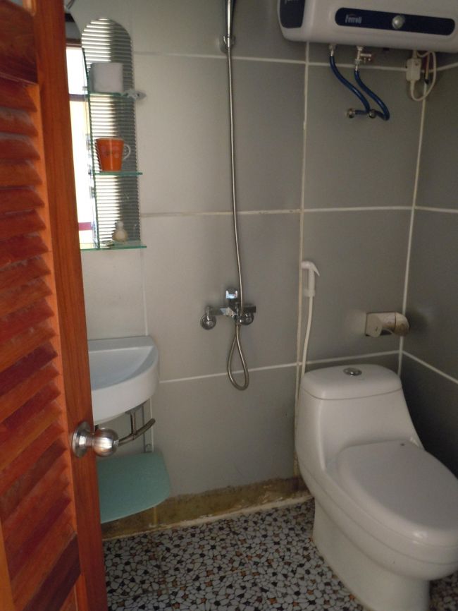 シャワーとトイレもついてます<br />（この位置でシャワーしたらトイレ濡れちゃうでしょー）