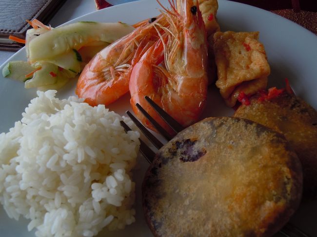 ランチ<br />こんな感じに盛られて出てくるわけではなく・・・<br /><br />大皿で出てきた料理を知らない人たちと分けて食べます。<br />結構気を使うよね・・<br /><br />ちなみにディナーもほぼ同じメニューでした。全く同じエビでたし・・<br /><br />まぁいいんです、料理がメインじゃないから〜