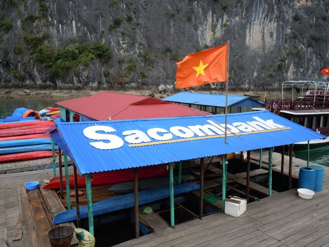 この銀行は水上生活者を支援しているのか、いたるところにこの屋根がありました。