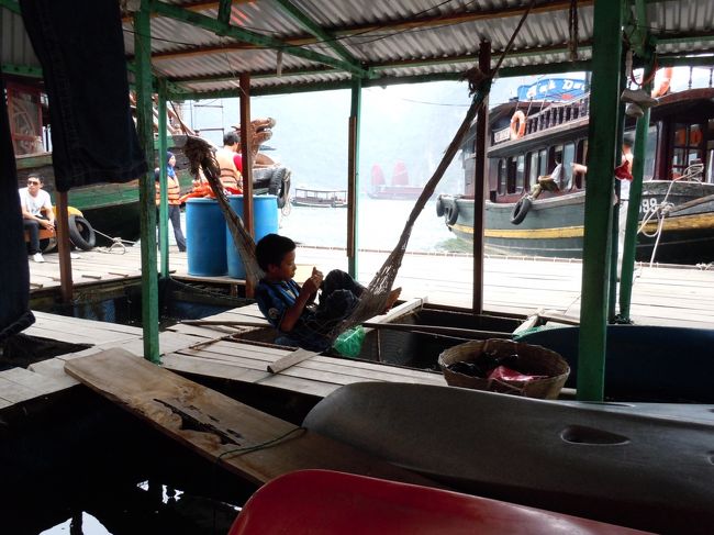 ハンモック生活とか憧れるね<br /><br />落ちたら水に・・