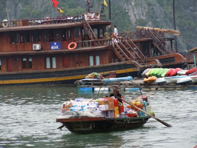 おばちゃんが船に乗って生活用品を売りに来ていました。