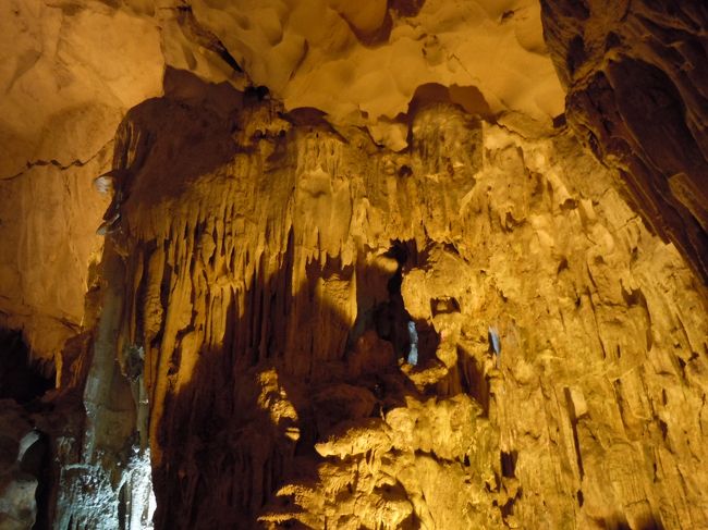 ライトがいろんな色があったんだけど<br /><br />これは一番普通っぽい<br /><br />他には赤とか緑とか、カラフルなのがあって、カラフルなライトアップの鍾乳洞とか日本では見たことなかったけど、アリだと思った