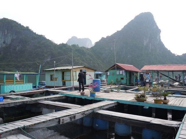 黒い後ろ姿は私たちのガイドのTUANくん