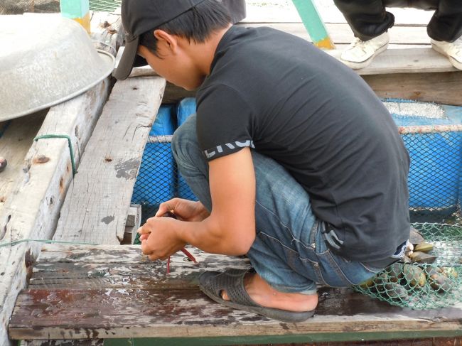 水上生活者の子ども（ってもそんなに子どもじゃないか）<br /><br />Tシャツのサイズ感とかジーンズのこなれ感とか、なんかオシャレなんですけど。<br /><br />買い物はハノイまで行くのか・・？