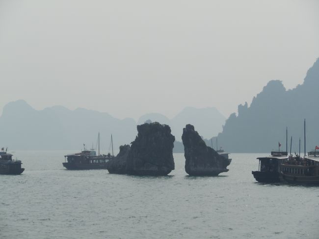 一番有名だという<br /><br />闘鶏岩<br /><br />船が寄ってっててジャマ・・・苦笑