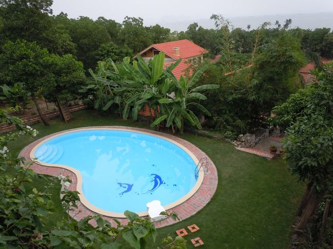 この奥に見える屋根の家にTUANくんが13歳のころ住んでいたらしい。<br />たぶん別荘だったのかと。<br /><br />ってかTUANくん金持ちかい！<br /><br />今まだリゾートとして開発中な感じの島だったんだけど、TUANくんのお父さんは安いときに買って5倍ぐらいの値段で売ったとか。やるね