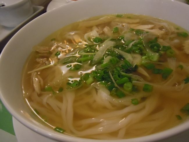 トリのフォー<br /><br />フォー・ガー<br /><br />やっぱりちょっと日本で食べるものよりは臭みがあった気がします<br />上に乗ってる薬味的な野菜が重要