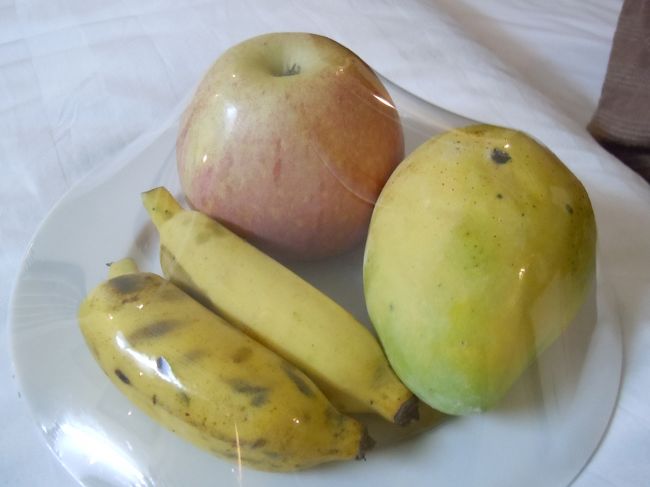 この日のウェルカムフルーツ<br /><br />前夜はボート泊だったために１晩いなかったんだけど、ウェルカムフルーツ、ペットボトルの水は１日分しかなかった<br />（とか小さいことを気にしてみる）<br /><br />だっていないときの分もお金払ったもん