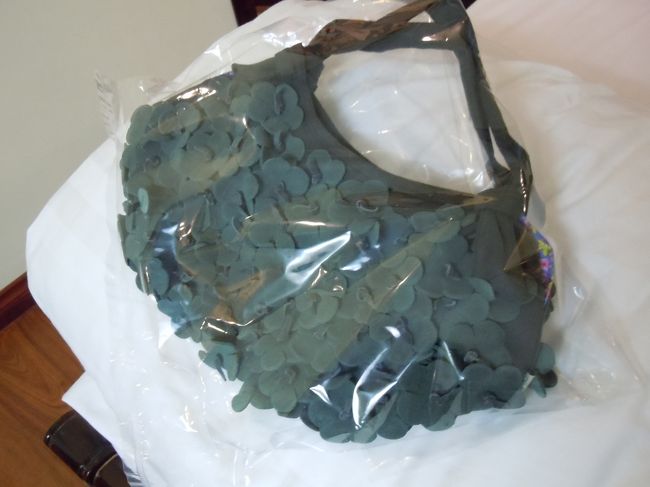 ここからはこの日のお買いものたち<br />買い物に出たのは17時ぐらいからだったのに・・・すごい量（笑）<br /><br />前出の<br />"KANA"で購入したバック<br /><br />確か18USD<br /><br />