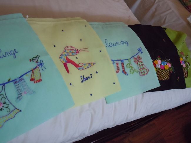 刺繍巾着、何枚買ってる！？ってぐらい買ってしまった笑<br /><br />手前1USD、奥の2枚が1.5USDでした。<br /><br />