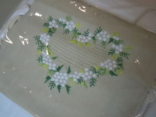 これはタン・ミー・デザインのもの<br /><br />さすがにきれいに刺繍されている＆ちゃんとラッピング<br /><br />6USD