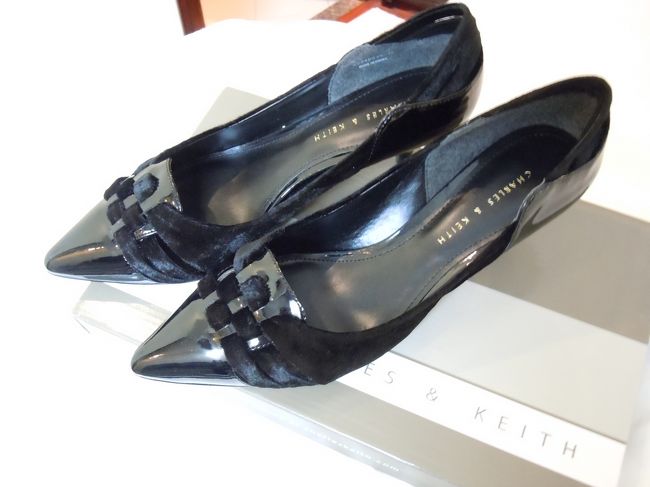 シンガポールで出会って（というかシンガポールのブランド）気に入っていたブランド"CHARLES＆KEITH"のお店を見つけたので。<br />買ってしまった靴<br /><br />靴棚がもうやばいんですよ・・・<br /><br />CHARLES&amp;KEITHは手頃な値段でデザインもかわいいしかなり好きです。<br />（シンガポールではサンダル2足購入）<br />日本にも進出してこないかな〜<br />ネットでは買えるみたいだけど、靴をネットで買うのはどうも気が進まない・・