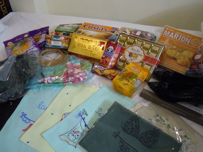 この日の戦利品（？）<br /><br />目立たないけど、"Dilmah"というブランドの紅茶が実はものすごくおいしくて（帰国して飲んでから発覚）もっと買ってくればよかったと後悔しましたー。<br />ジンジャー・ティーとピーチ・ティーを買ってきたけど、どっちもおいしかった！<br /><br />調べたら日本だとTHE GARDEN自由が丘で売ってるみたいです。あとはネット。安くておいしいものを見つけてしまった♪<br /><br />ちなみにブランド名を忘れてしまったけど、この写真に写っている金の紙に包まれたチョコは激マズでした・・衝撃のマズさで土食べてるみたいでした・・。<br />その下のマンゴーグミはおいしかった♪<br /><br />ここまで読んでくださった方ありがとうございます☆<br />Vol.3もUPしましたー！