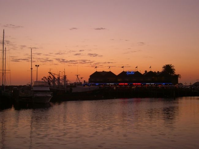 港には素敵なレストランが立ち並びとっても、おいしいステーキを<br />出してくれますよ！