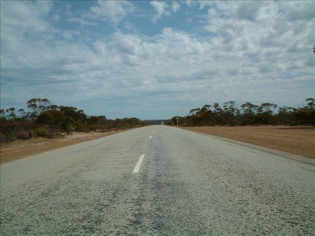 ずーーーーっと１００キロ先まで、ガソリンスタンドが無いので<br />給油は常に満タン。虫もたくさんぶつかってくるのでスタンドには<br />虫取りの水と道具を貸出ししている。