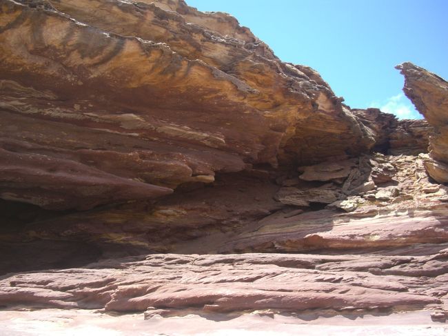 これは、別の旅の時に行ったカルバリーっていう街。<br />日本人はいなかったマイナーな街だったけど、オーストラリアンは<br />休日にちょっと遠出しにくるような気さくな感じでした。岩がすごい！