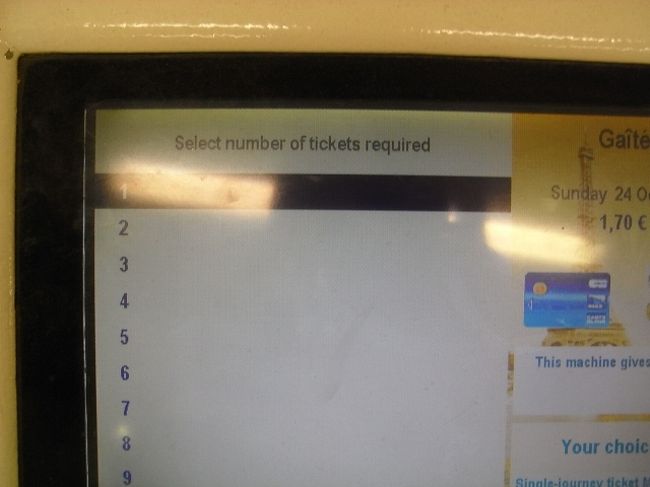 メトロとRERの券売機<br /><br />(7)(8)後の画面。<br /><br />枚数(セット数←カルネの場合10枚)を選択します。<br />1セットでいいなら<br />上から1つ目を銀色のローラーで選択　←(9)<br />銀色ローラーの右ボタン　Valider　決定　←(10)<br /><br />(9)(10)の順で進みます。<br />