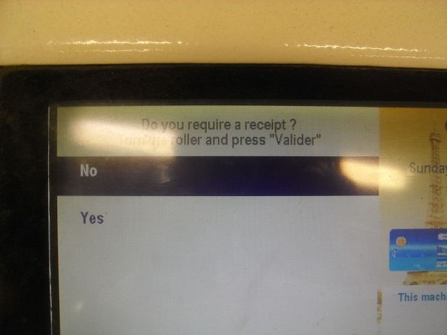 メトロとRERの券売機<br /><br />レシートが不要の場合は、上段[No]を銀色のローラーで選択　←(11)<br />レシートが必要な場合には、下段[Yes]を銀色のローラーで選択<br /><br />銀色ローラーの右ボタン　Valider　決定　←(12)<br /><br />右画面に料金が表示されるので、カードか現金を入れれば、切符が出てくる。<br />カード、おつりを取り忘れずに。<br />