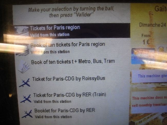 メトロとRERの券売機<br /><br />(13)(14)後の画面。<br /><br />選択肢はたくさんあるので、省略して。<br />パリ郊外への切符を購入する場合（RERの切符購入の場合）<br />一番上[Tickets for Paris region]を銀色のローラーで選択　←(15)<br />銀色ローラーの右ボタン　Valider　決定　←(16)<br /><br />(15)(16)の順で進みます。