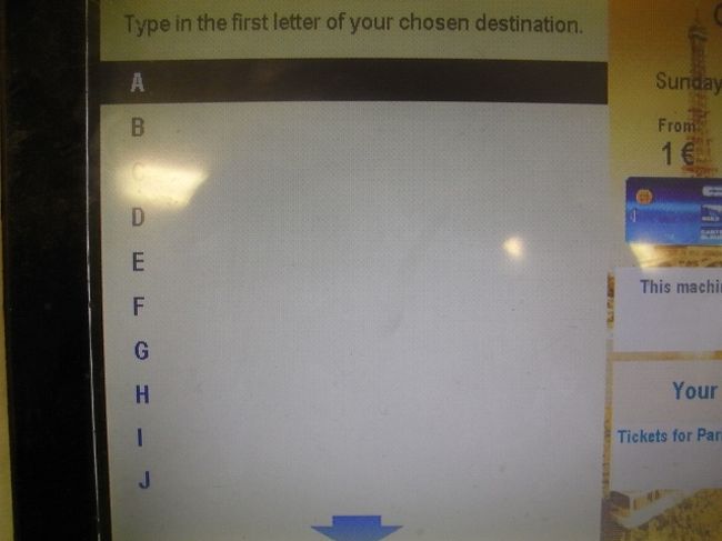 メトロとRERの券売機<br /><br />(15)(16)後の画面。<br /><br />行き先（目的地の駅の名前）の最初のアルファベットを銀色のローラーで選択　←(17)<br />銀色ローラーの右ボタン　Valider　決定　←(18)<br /><br />(17)(18)の順で進みます。<br /><br />