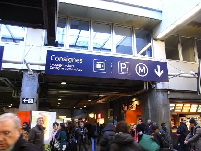 SNCFのモンパルナス駅<br /><br />荷物（baggage）を預かってくれるロッカーがあります。<br /><br />[Consignes]という案内板に従って進んでください。