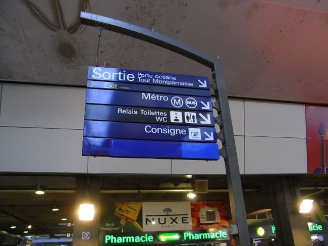 SNCFのモンパルナス駅<br /><br />荷物（baggage）を預かってくれるロッカーがあります。<br /><br />[Consignes]という案内板に従って進んでください。